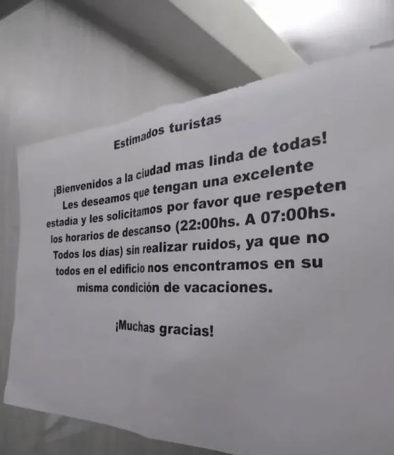 Se cansó del ruido de los turistas y dejó un contundente mensaje en el ascensor