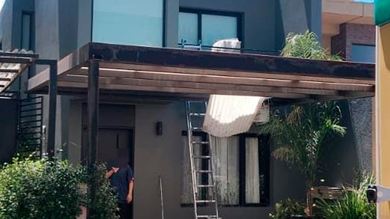 Se cayó desde el techo de su casa