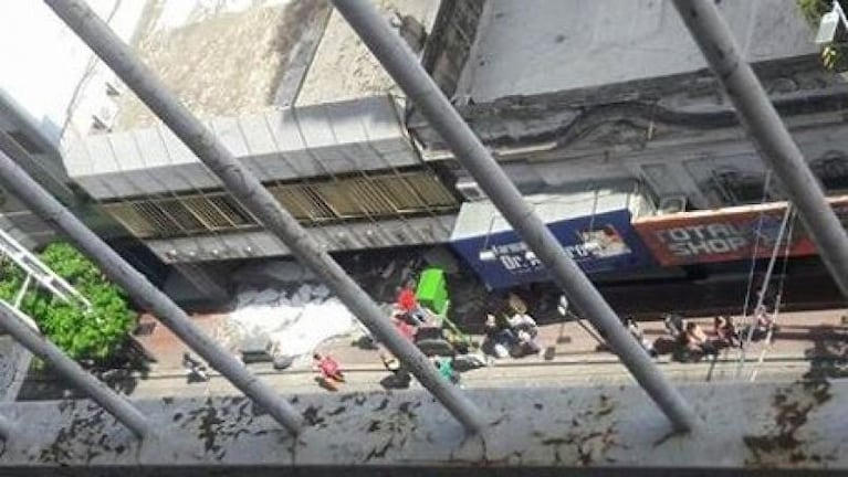 Se cayó parte del cielo raso de la Galería Planeta