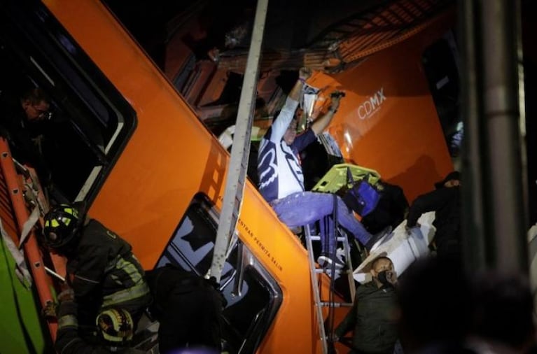 Se cayó un tren en México: más de 20 muertos y decenas de heridos