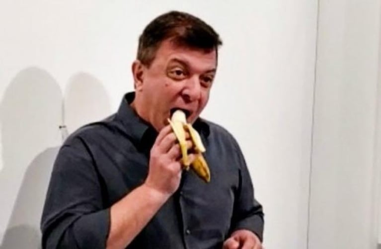 Se comieron la famosa "banana artística" de 120 mil dólares pegada a la pared