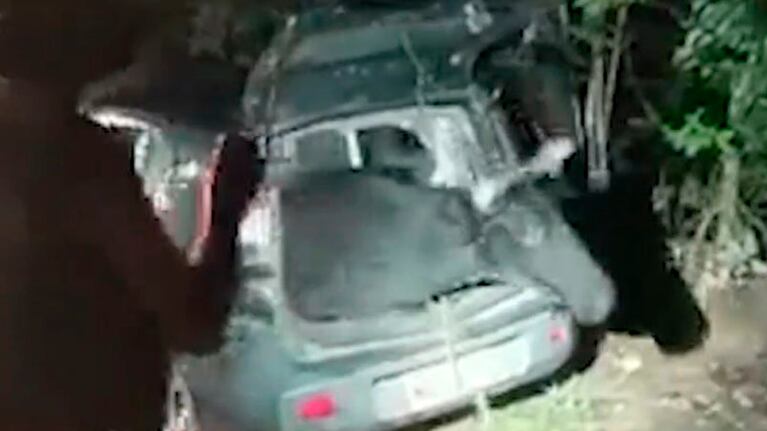Se confió y lo engancharon con un toro en el baúl.