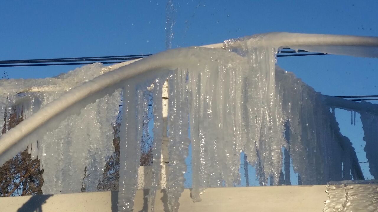 Se congeló el agua de la tradicional fuente de Villa Giardino. Foto: Keko Enrique.