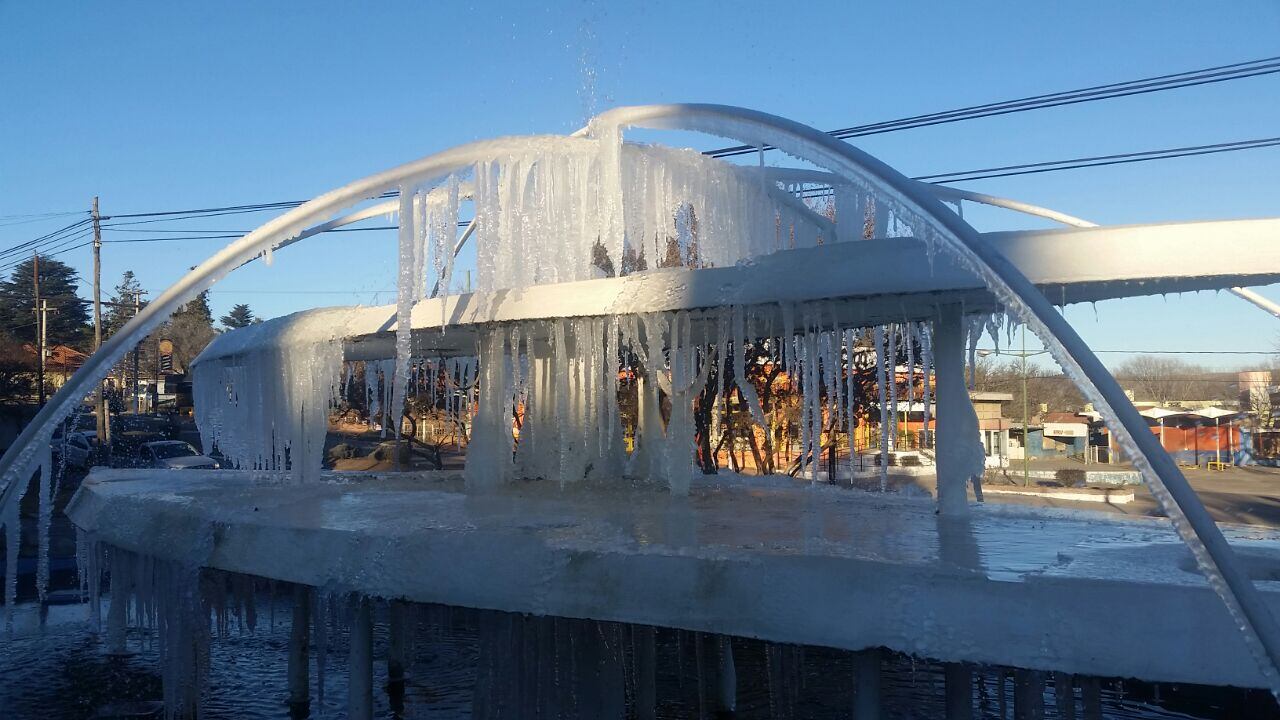 Se congeló el agua de la tradicional fuente de Villa Giardino. Foto: Keko Enrique.