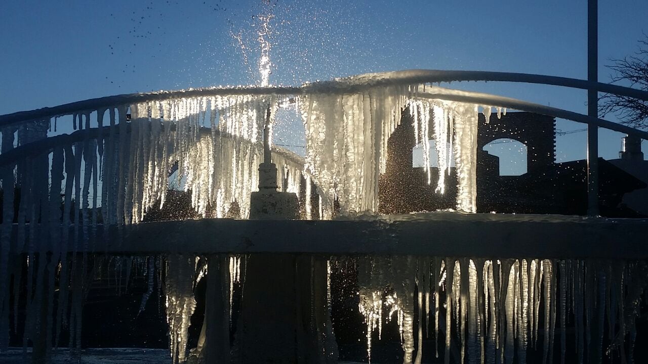 Se congeló el agua de la tradicional fuente de Villa Giardino. Foto: Keko Enrique.