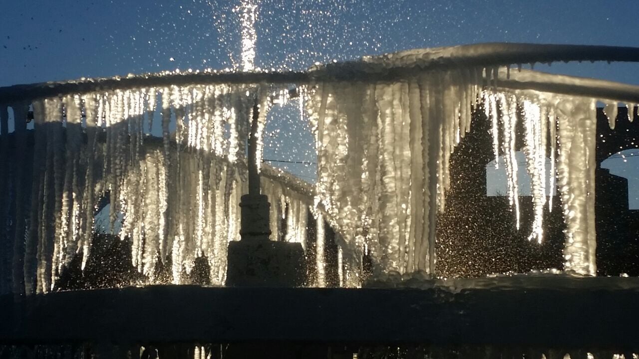 Se congeló el agua de la tradicional fuente de Villa Giardino. Foto: Keko Enrique.