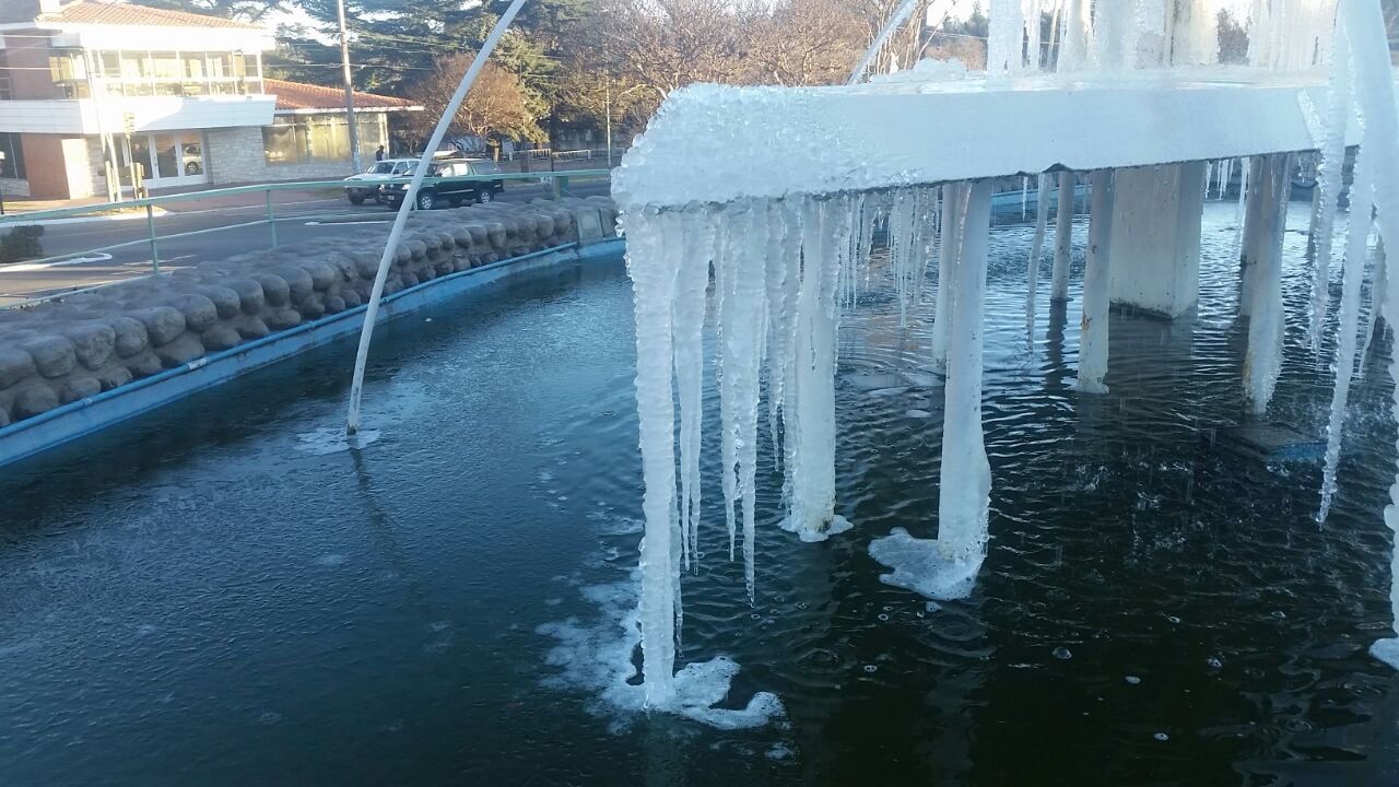 Se congeló el agua de la tradicional fuente de Villa Giardino. Foto: Keko Enrique.