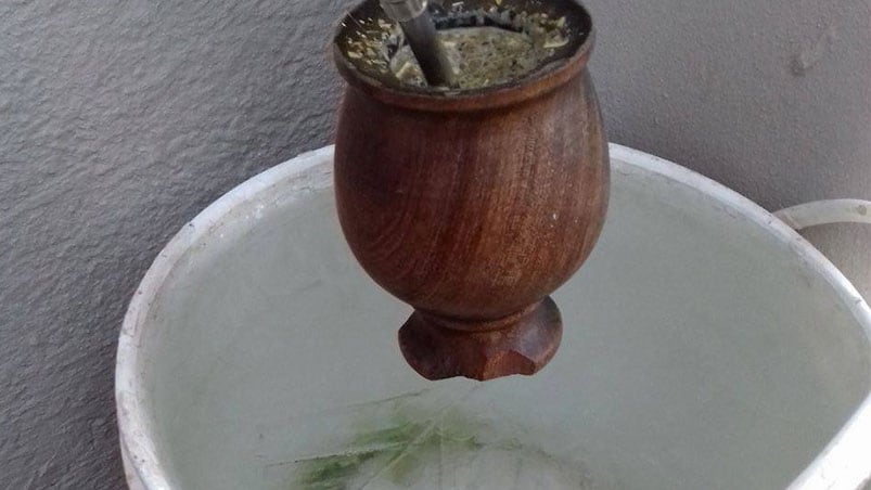 Se congeló el agua del tarro y Lenoardo Dutto puso el mate en La Cruz, Calamuchita.