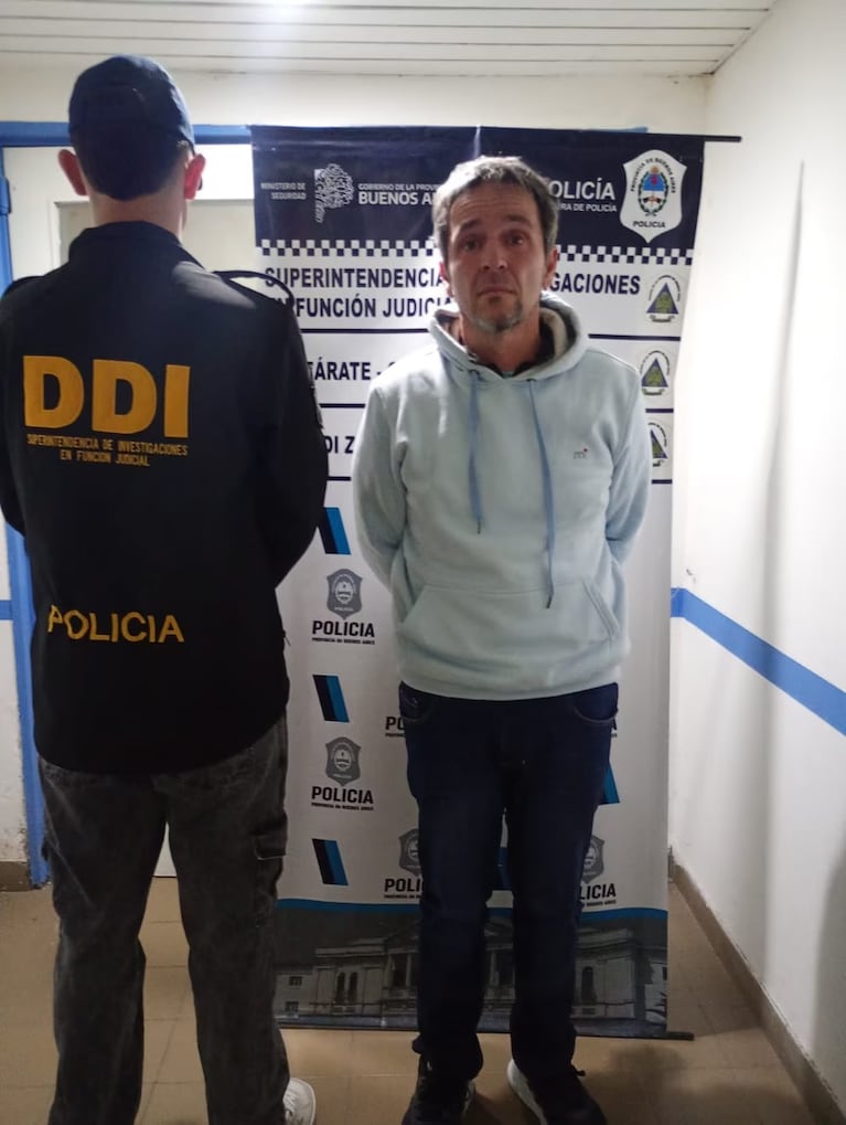 Se conoció la primera foto de Contardi esposado tras la condena por abuso a Julieta Prandi