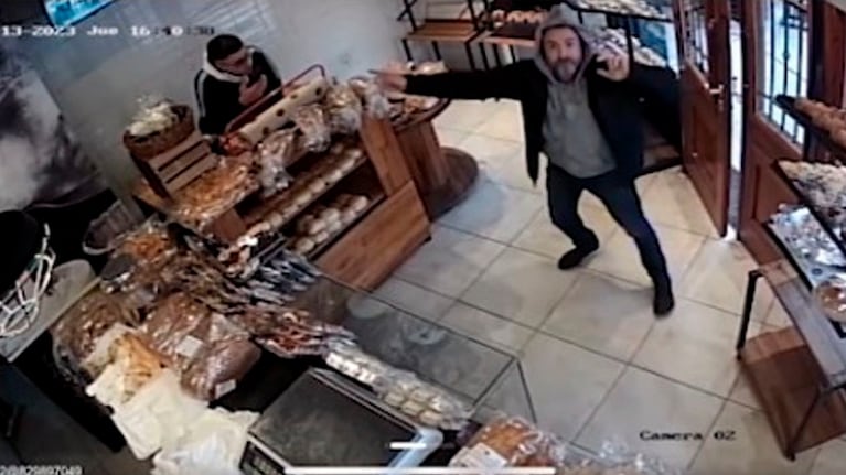 Se coparon y entraron bailando para conseguir la promo.