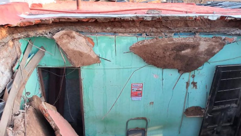 Se derrumbaron los techos de dos casas en Villa El Libertador: hay una mujer herida