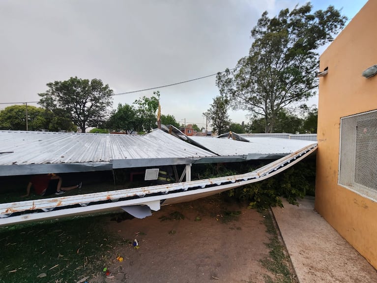 Se derrumbó el techo de un polideportivo.