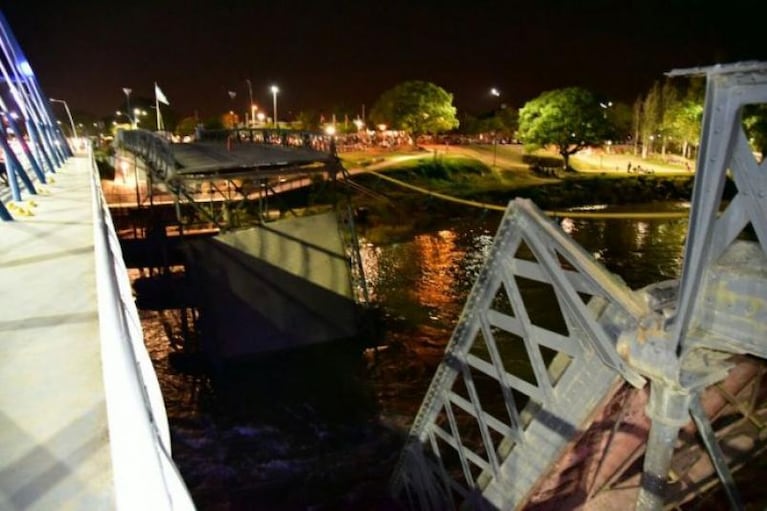 Se derrumbó el viejo puente Vélez Sarsfield en Villa María