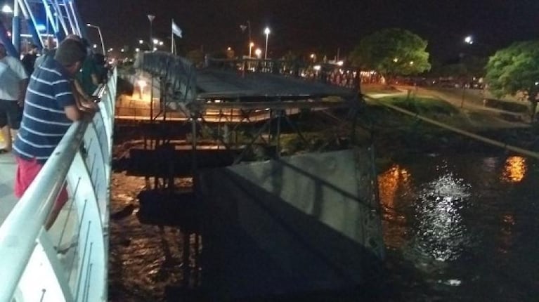 Se derrumbó el viejo puente Vélez Sarsfield en Villa María