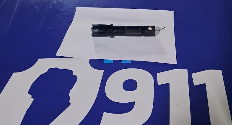 Se descontroló y atacó con una picana a un maletero de la Terminal y a un policía: terminó presa