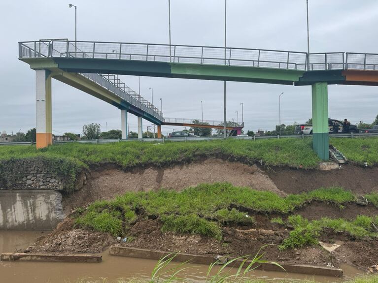 Se desmoronó la base de una pasarela en Circunvalación: el estado de las rutas tras las lluvias