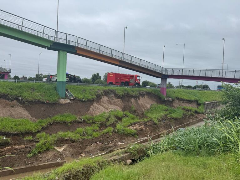 Se desmoronó la base de una pasarela en Circunvalación: el estado de las rutas tras las lluvias