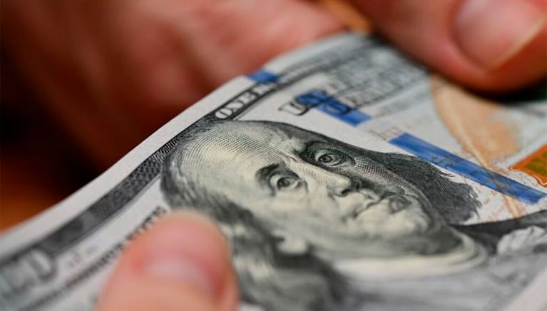 Se desploma el dólar informal luego de la aprobación de la Ley Bases.