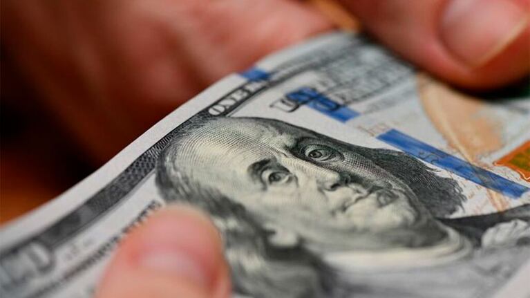 Se desploma el dólar informal luego de la aprobación de la Ley Bases.