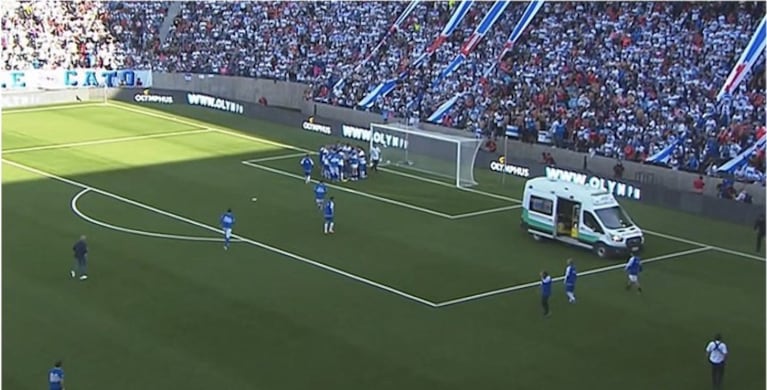Se desplomó y debió ser asistido en el campo de juego.