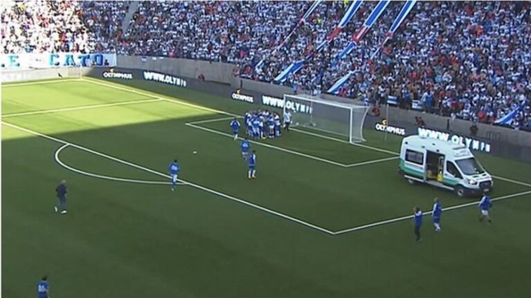 Se desplomó y debió ser asistido en el campo de juego.
