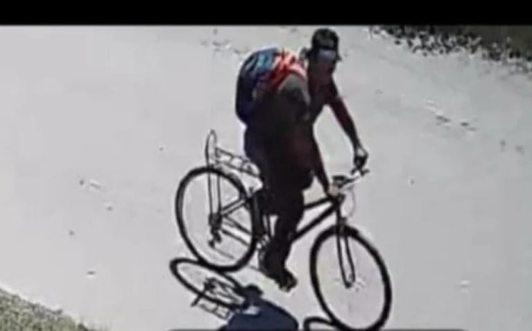 Se difundió una foto del agresor en bicicleta por las calles de Santa Rosa del Conlara tras el ataque.