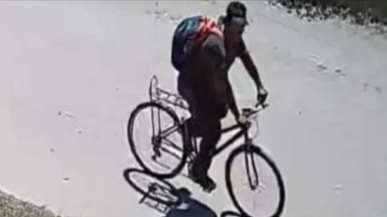 Se difundió una foto del agresor en bicicleta por las calles de Santa Rosa del Conlara tras el ataque.