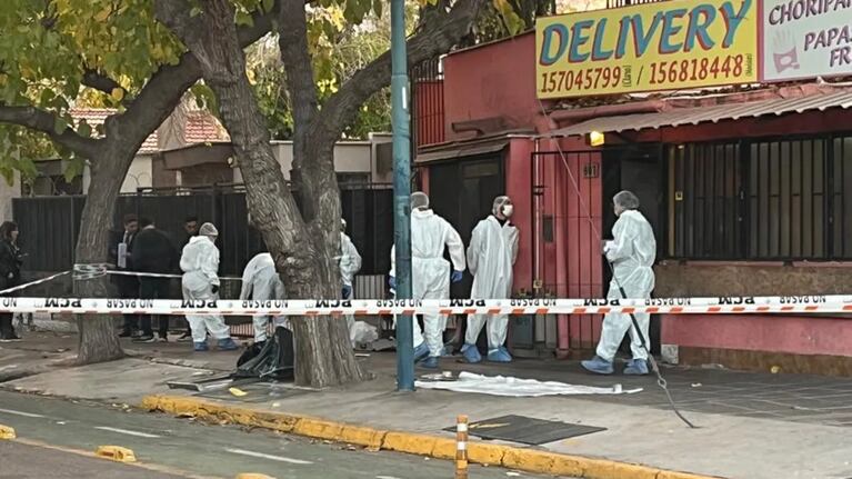Se dio cuenta que su hermano no había regresado, fue a buscarlo y lo encontró asesinado a puñaladas