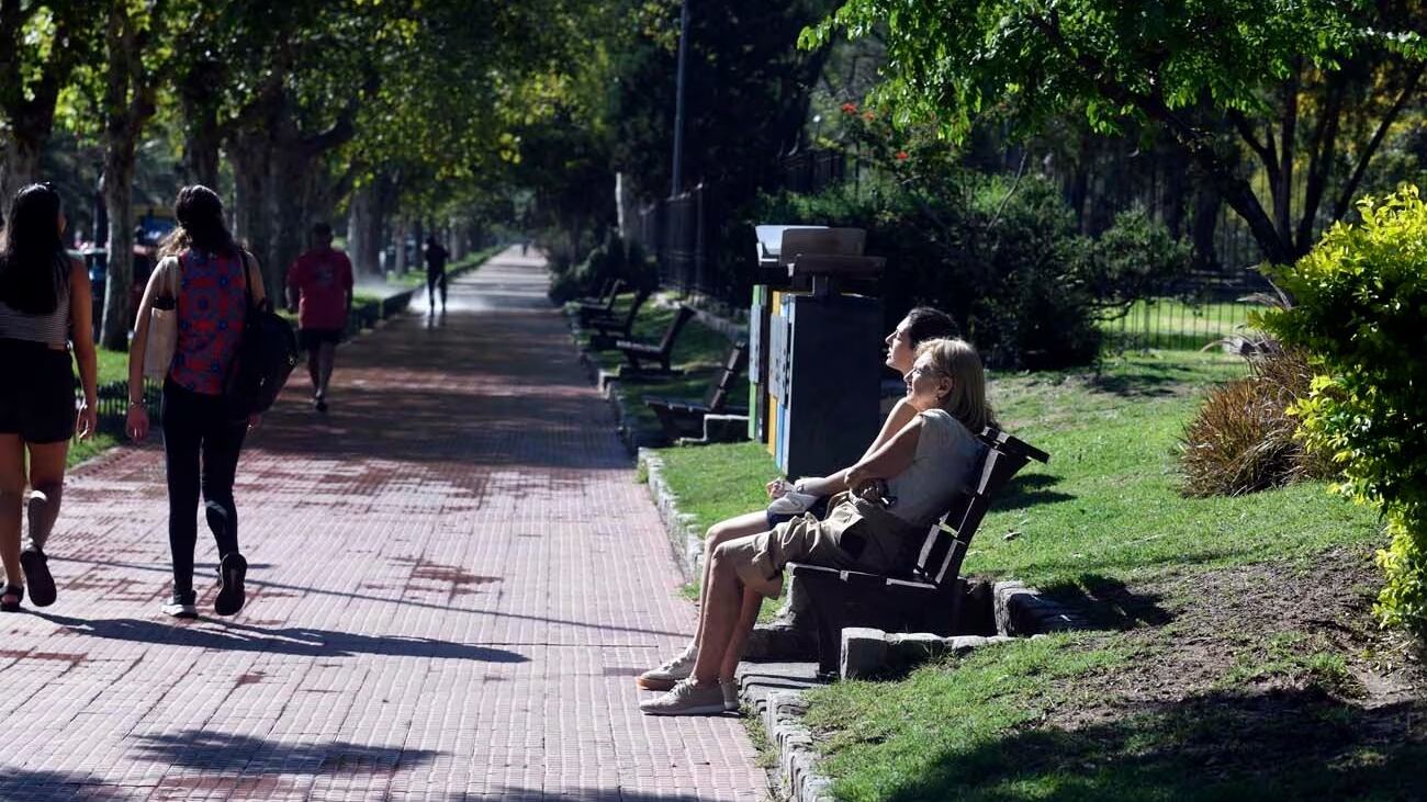 Se disfruta el sol en el Día de la Primavera en Córdoba.