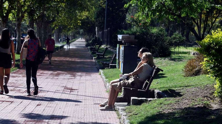 Se disfruta el sol en el Día de la Primavera en Córdoba.