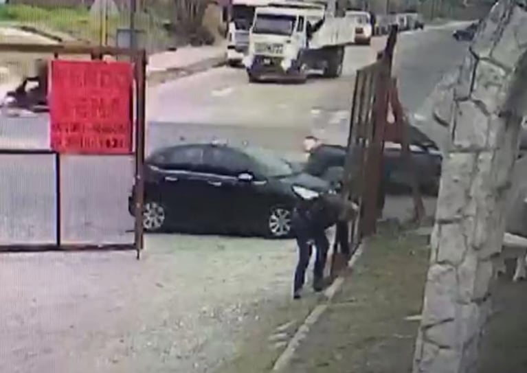 Se distrajo abriendo el portón y le robaron el auto en plena Avenida Colón