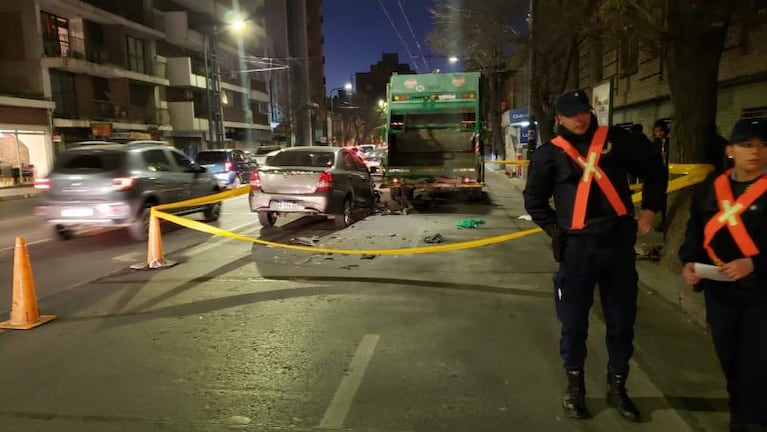 Se distrajo, chocó un camión de basura y quebró a un recolector