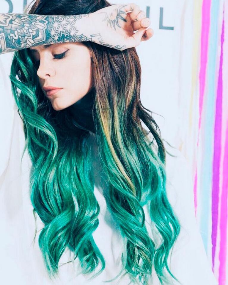 Se divierte en la pelu: Cande Tinelli se tiñó el cabello de verde