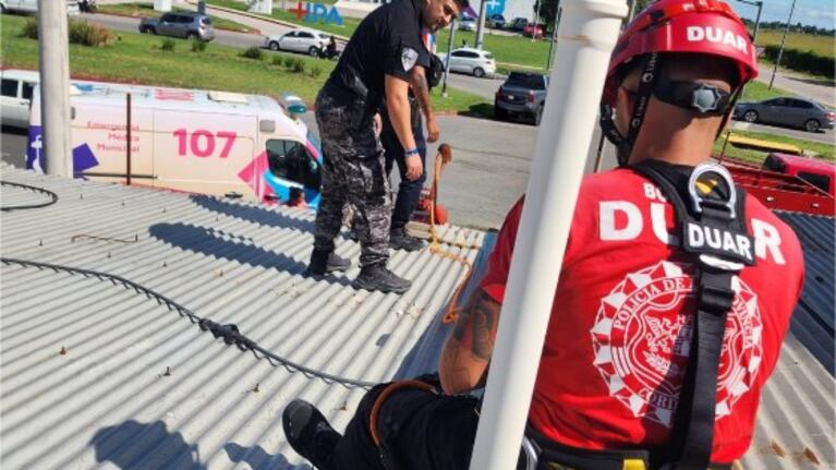 Se electrocutó con unos cables y cayó al vacío.