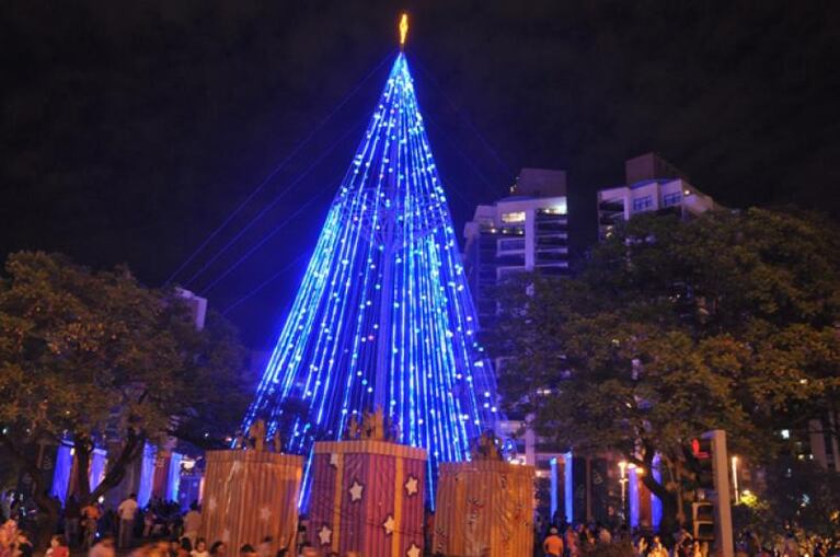 Se enciende el Árbol de Navidad en el Faro del Bicentenario