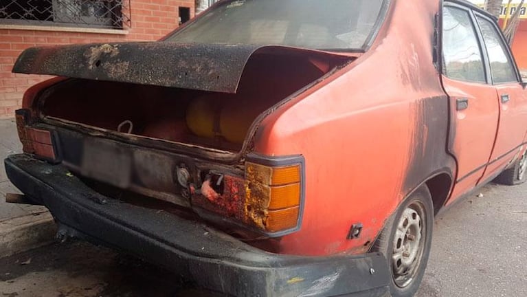 Se enojó con el vecino por la música y le prendió fuego dos autos en Villa Los Pinos 