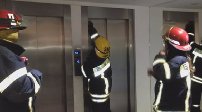 Se enteró que le eran infiel porque se trabó el ascensor del edificio: el impensado chat viral