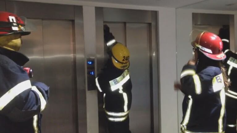 Se enteró que le eran infiel porque se trabó el ascensor del edificio: el impensado chat viral