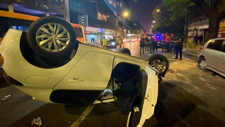 Se estrelló contra tres autos estacionados, tumbó y hubo caos de tránsito