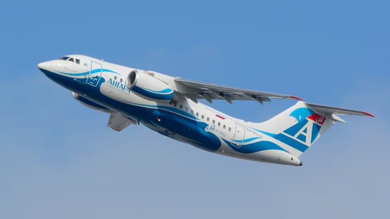 Se estrelló un avión con 49 personas en una zona inhóspita de Rusia y no hay sobrevivientes: el video