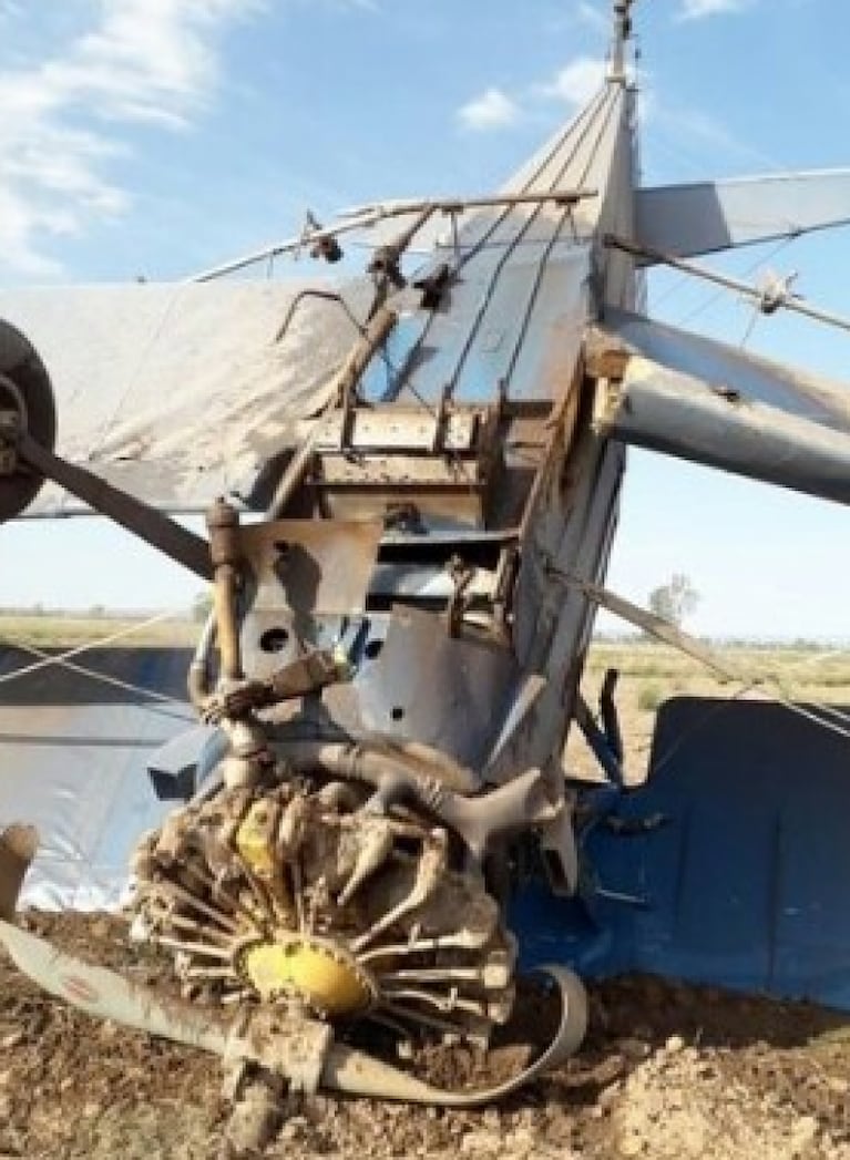 Se estrelló un avión en un campo y el piloto se salvó de milagro