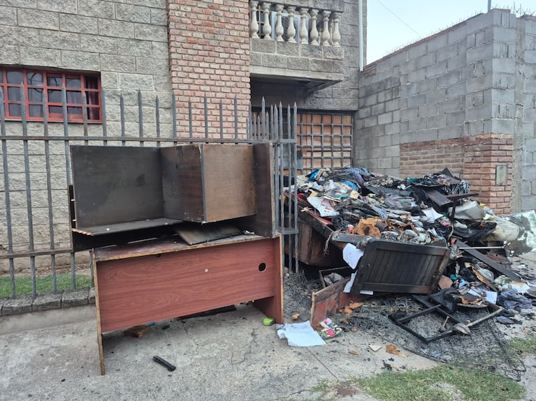 Se fue a trabajar y su vecino le robó todo y le incendió la casa: “Lo conozco desde chiquito”