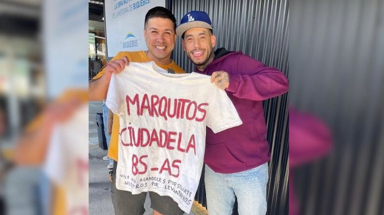 Se fue de “picnic” a la puerta del hotel donde estaba Ulises, logró saludarlo y hasta le convidó un sándwich