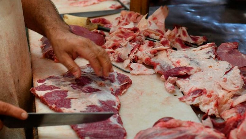 Se hizo el cliente y robó la carne para el asado del domingo.