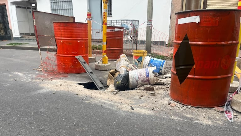 Se hundió el pavimento, pusieron “pendorchos” y dos autos se los llevaron puestos: los videos