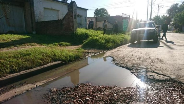 Se hundió el pozo negro de su casa: una joven terminó con materia fecal hasta la cintura