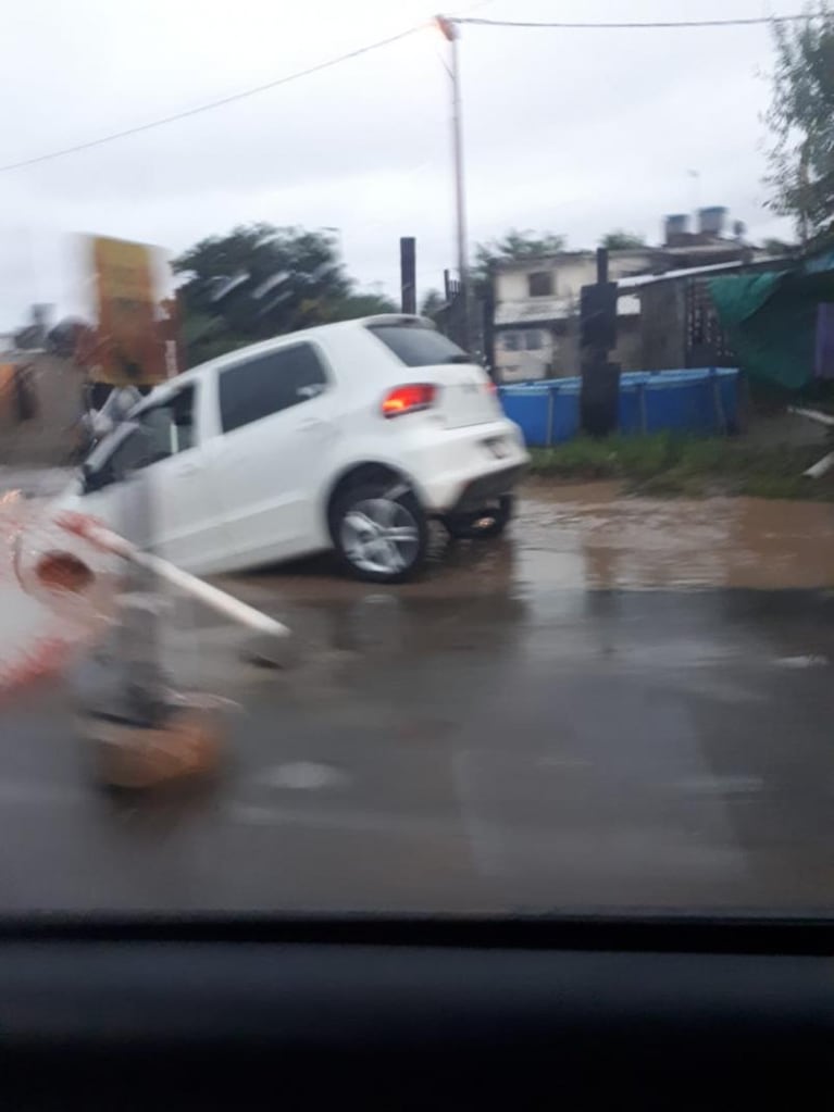 Se hundió la calle Rancagua y varios vehículos quedaron empantanados 