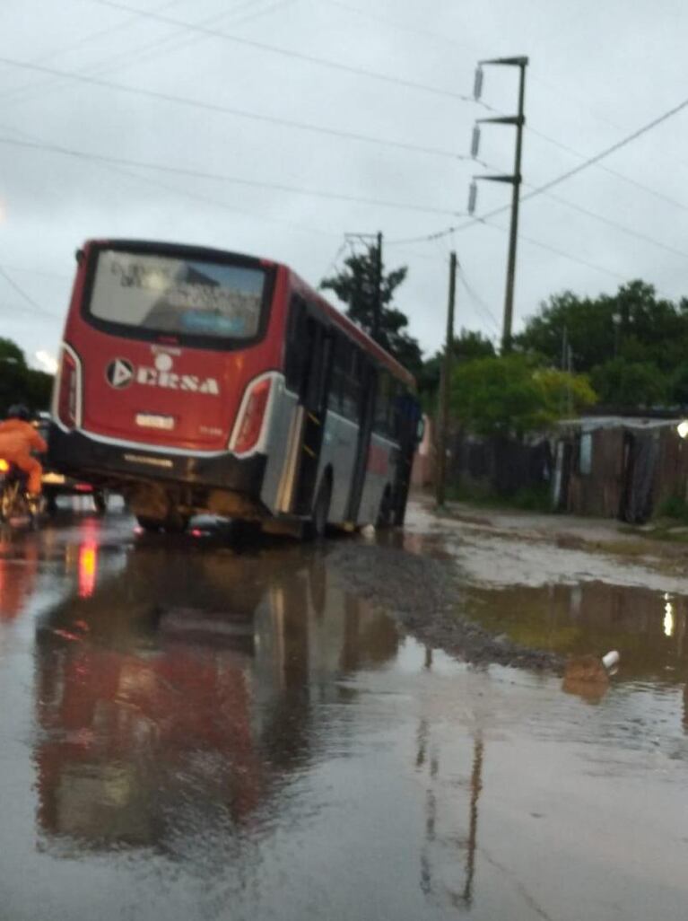 Se hundió la calle Rancagua y varios vehículos quedaron empantanados 