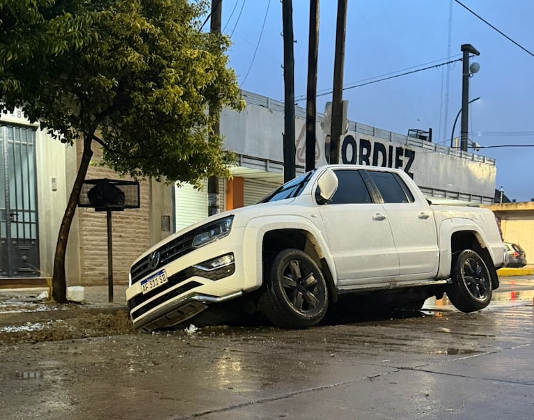 Se hundió y quedó con la camioneta colgando: denuncia por una obra mal señalizada