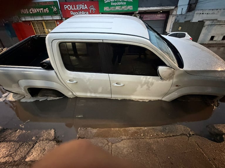 Se hundió y quedó con la camioneta colgando: denuncia por una obra mal señalizada